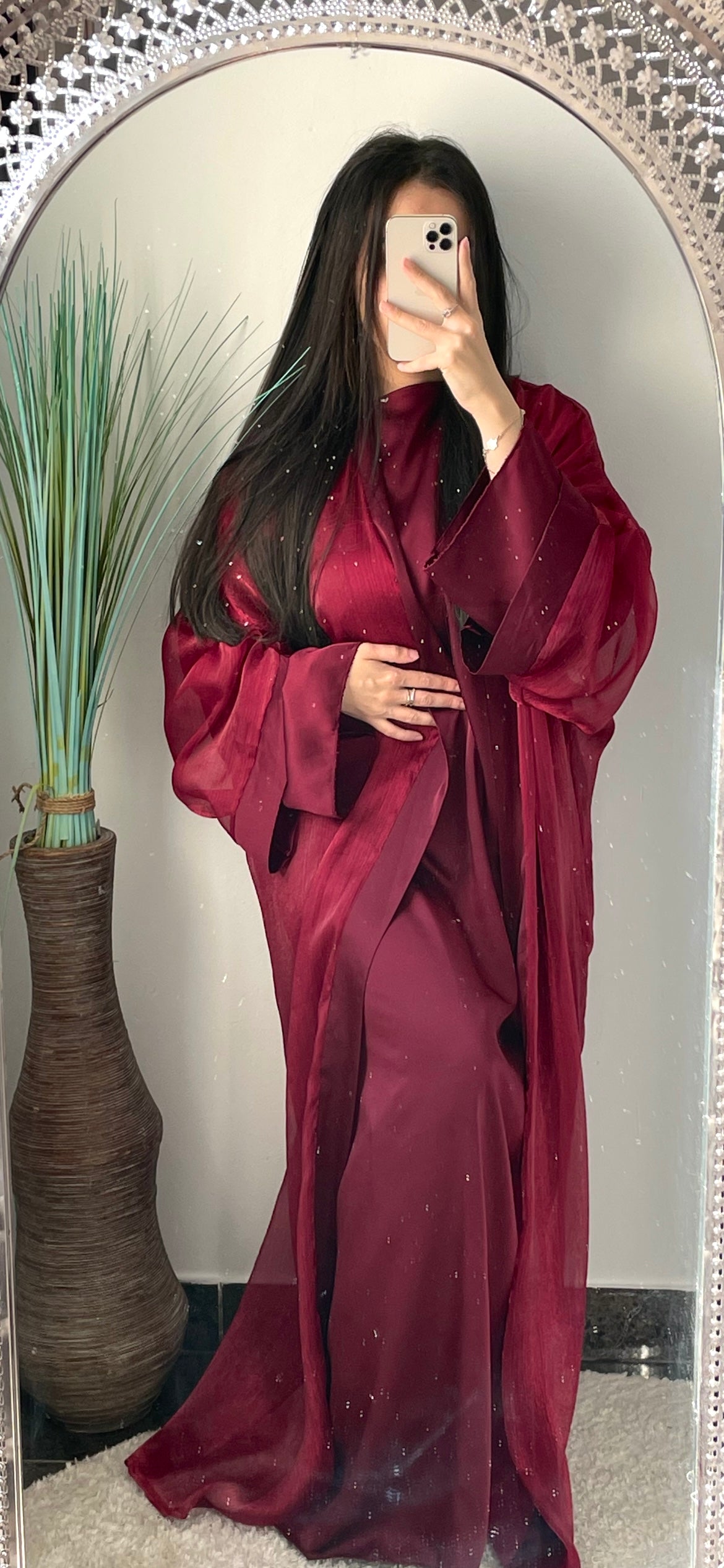 Little Red Abaya en satin rouge bordeaux 2 pièces satin avec voile intégrée