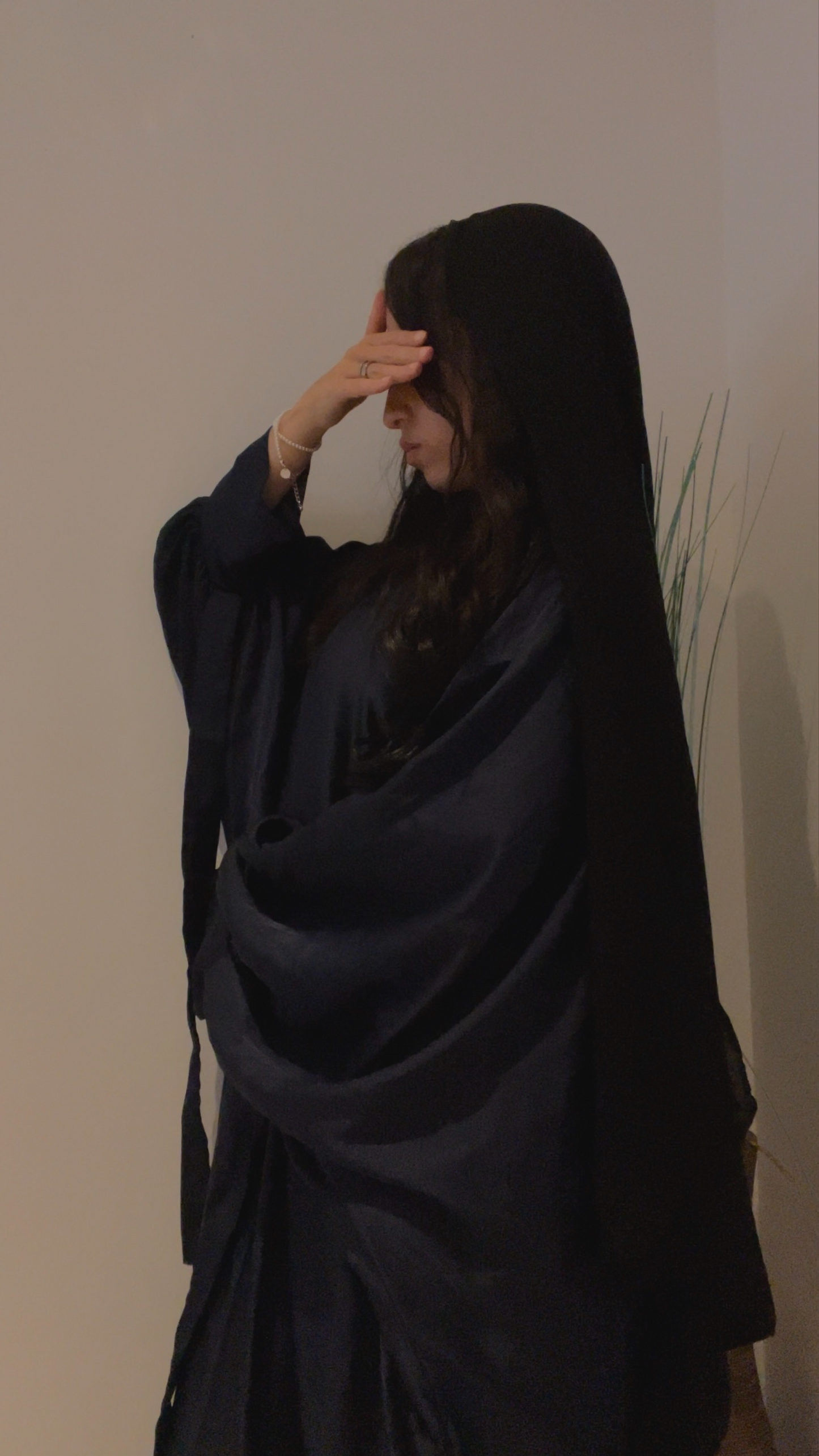 JADA - Abaya en Satin Bleu Nuit Papillon et Sous-Robe