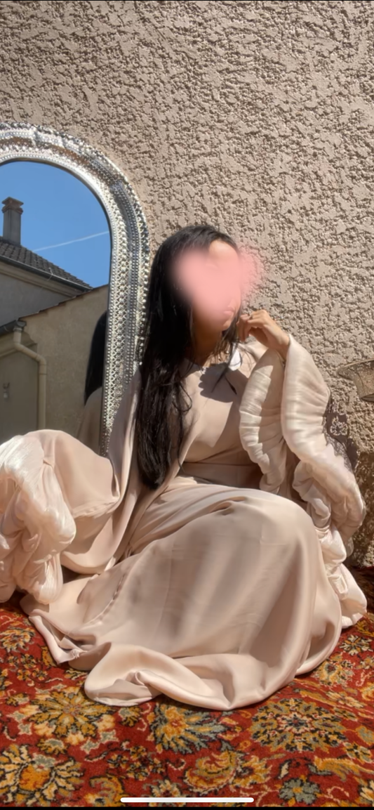 Honey Abaya à Froufrou Beige Cintrée